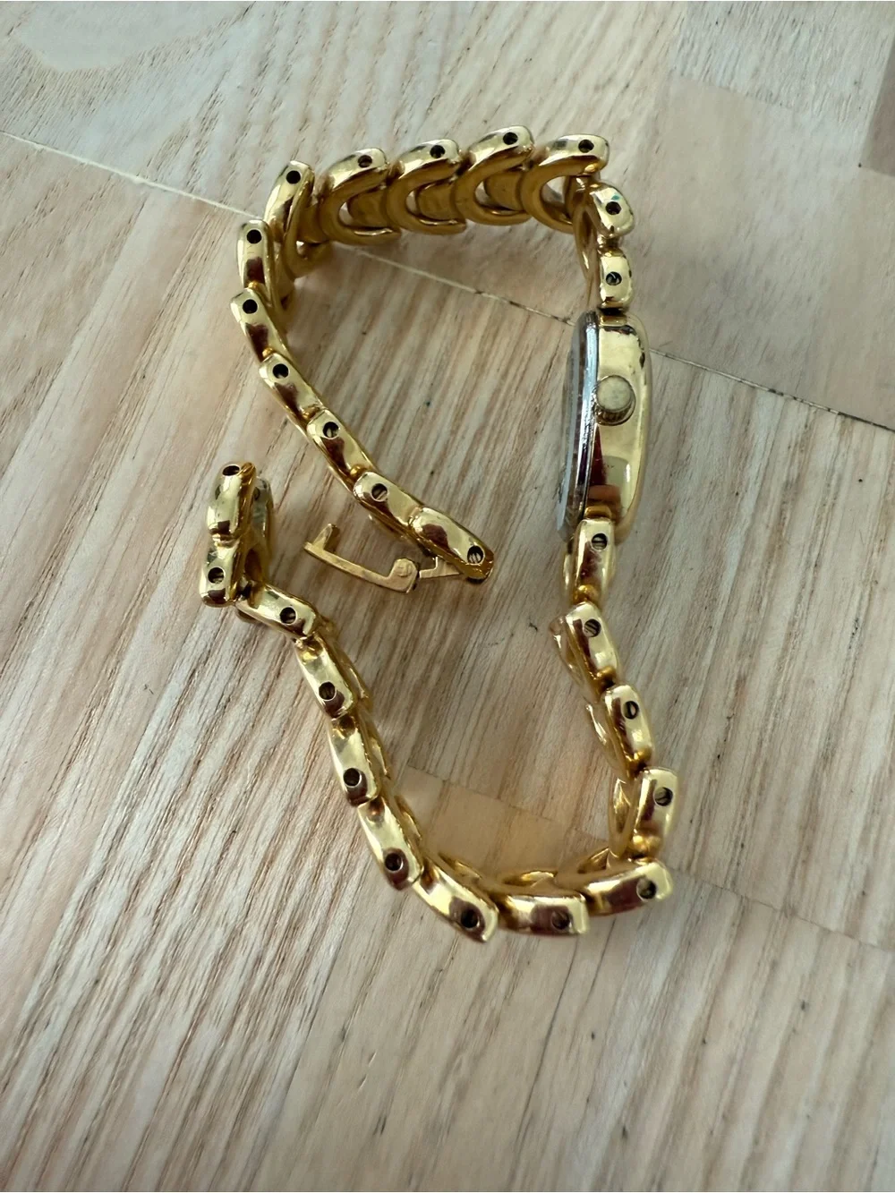 Wittnauer ladies oval gold tone dress watch NEW BATTERY